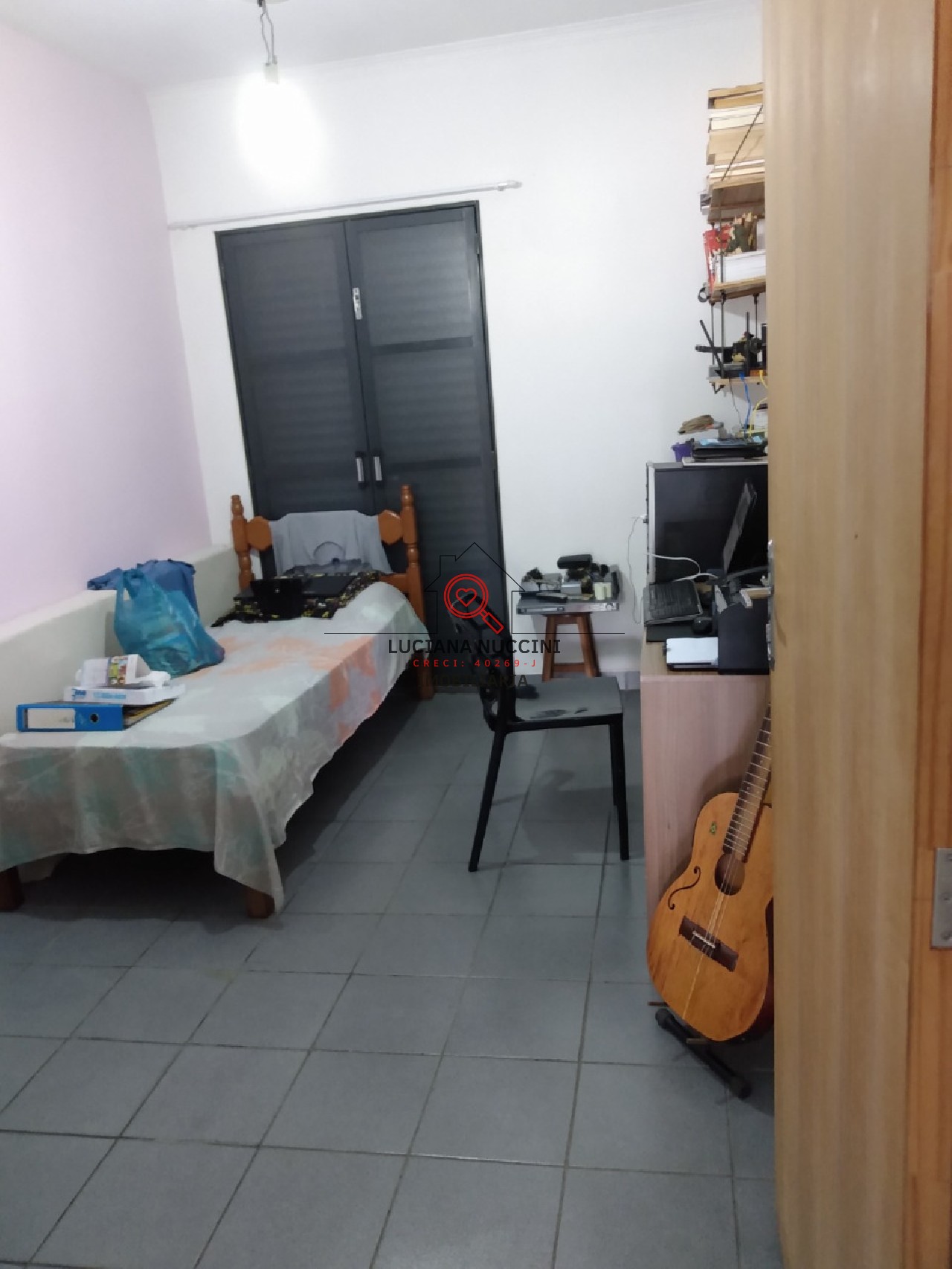 Casa Humilde à Venda com Sala Ampla, 2 Dormitórios, 1 Banheiro e 1 Vaga de Carro - Próxima a Escolas e Praça