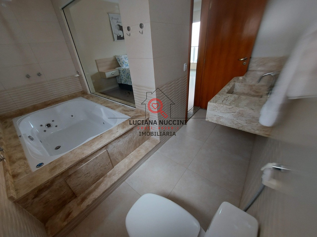 "Sobrado Espaçoso com 3 Quartos, Suíte com Hidromassagem, Cozinha Planejada e 4 Vagas de Carro: Luxo e Conforto em um Só Lugar