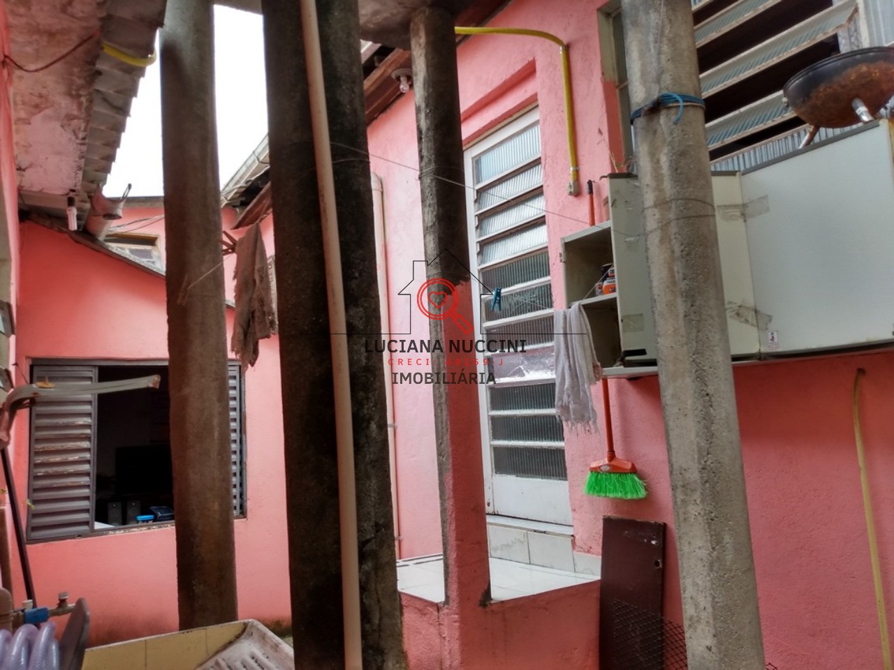 Casa Humilde à Venda com Sala Ampla, 2 Dormitórios, 1 Banheiro e 1 Vaga de Carro - Próxima a Escolas e Praça