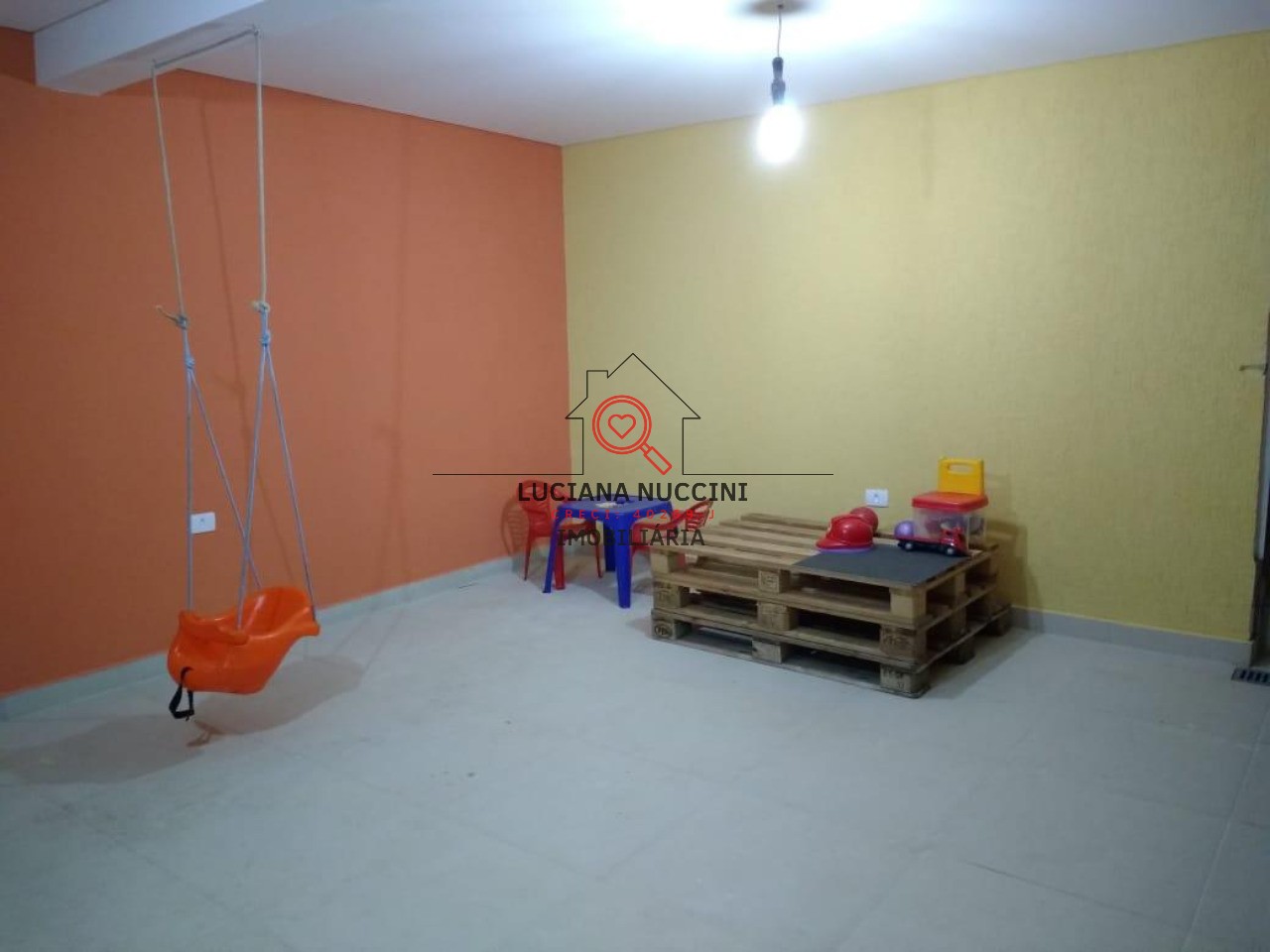 "Sobrado Espaçoso com 3 Quartos, Suíte com Hidromassagem, Cozinha Planejada e 4 Vagas de Carro: Luxo e Conforto em um Só Lugar