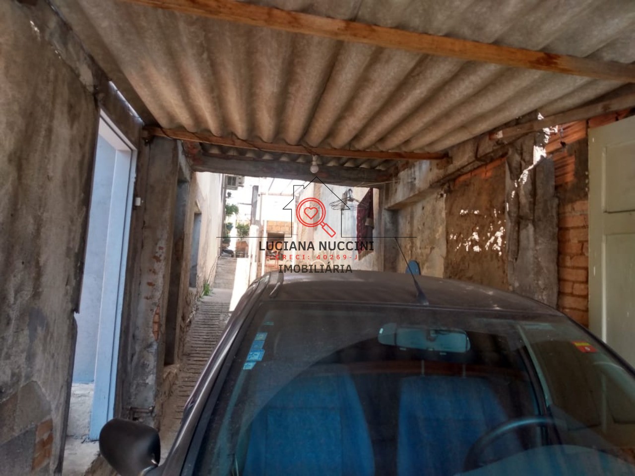 Casa Humilde à Venda com Sala Ampla, 2 Dormitórios, 1 Banheiro e 1 Vaga de Carro - Próxima a Escolas e Praça
