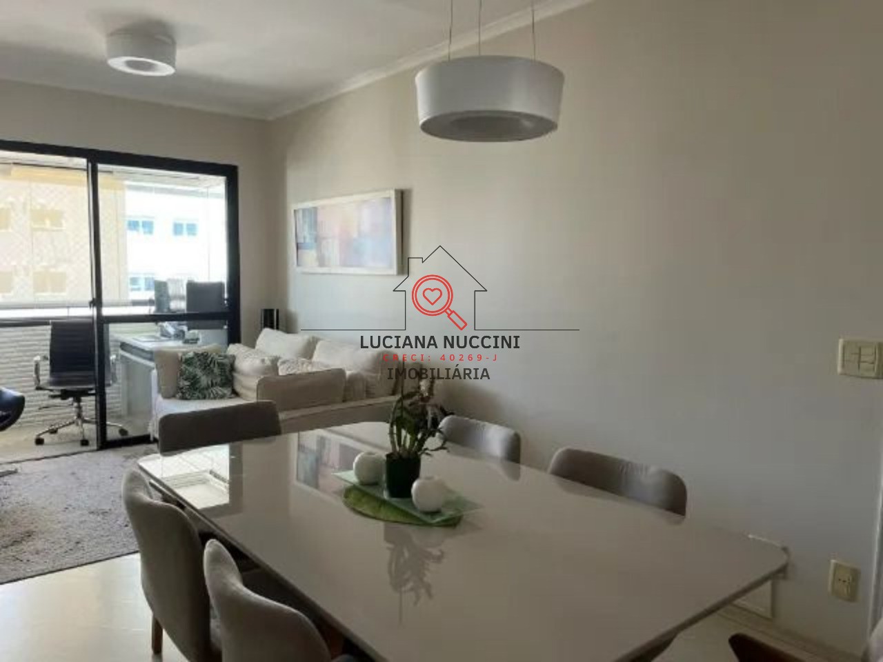 Apartamento à venda na Aclimação, São Paulo-SP, com 2 quartos, 2 banheiros, 2 vagas de garagem e 61,00 m² de área.