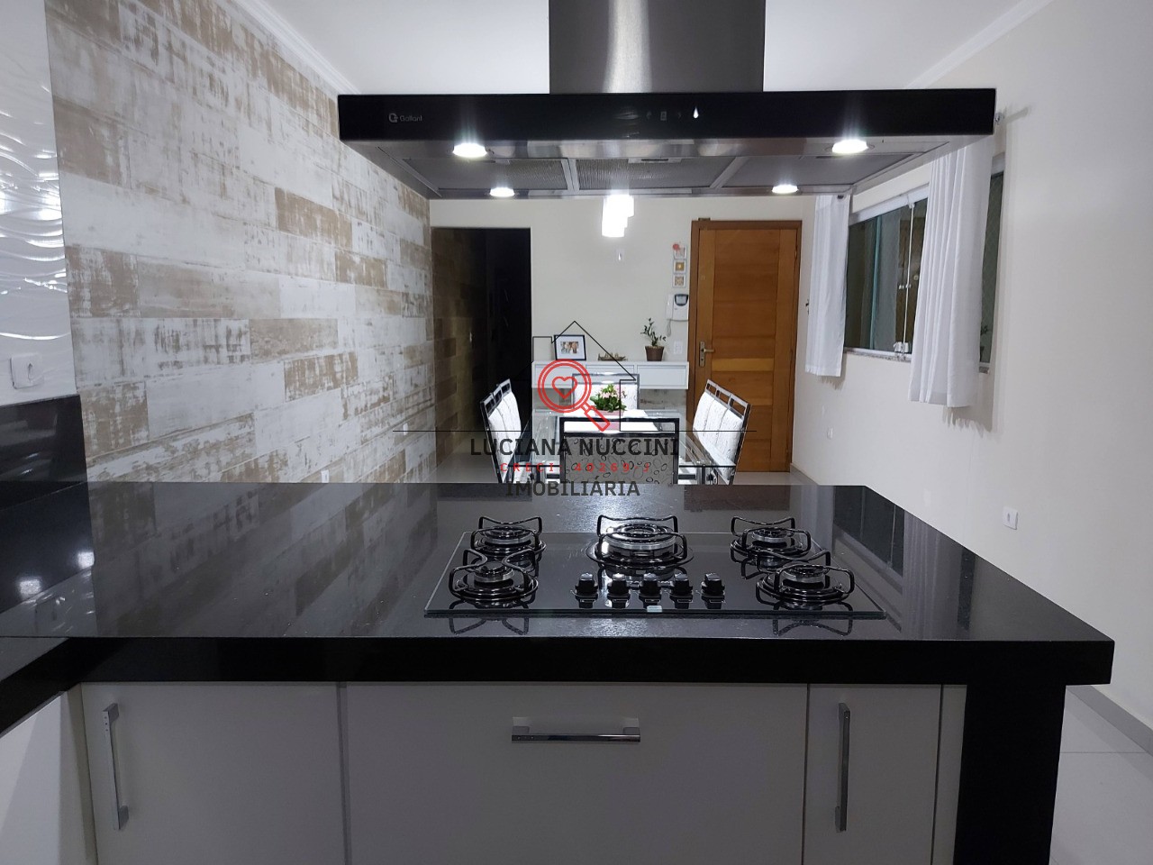 "Sobrado Espaçoso com 3 Quartos, Suíte com Hidromassagem, Cozinha Planejada e 4 Vagas de Carro: Luxo e Conforto em um Só Lugar