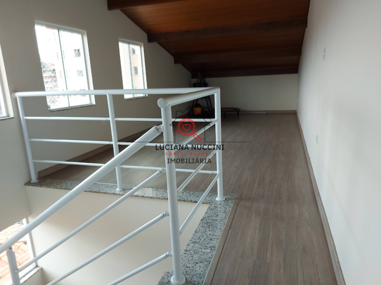 "Sobrado Espaçoso com 3 Quartos, Suíte com Hidromassagem, Cozinha Planejada e 4 Vagas de Carro: Luxo e Conforto em um Só Lugar