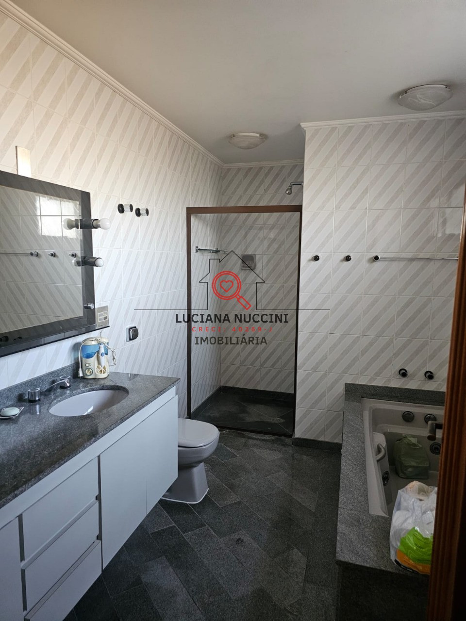 Apartamento à venda em Indianópolis, São Paulo-SP: 4 vagas de garagem e 200m² de área.