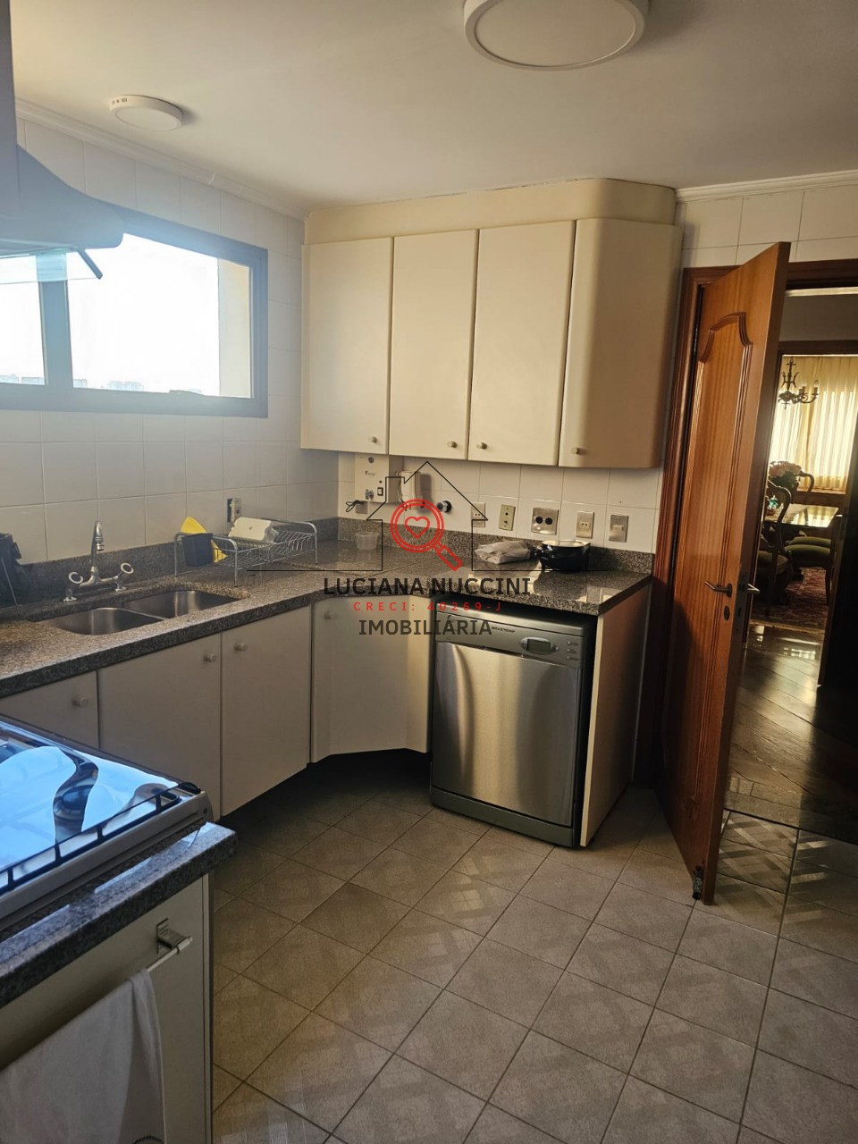 Apartamento à venda em Indianópolis, São Paulo-SP: 4 vagas de garagem e 200m² de área.