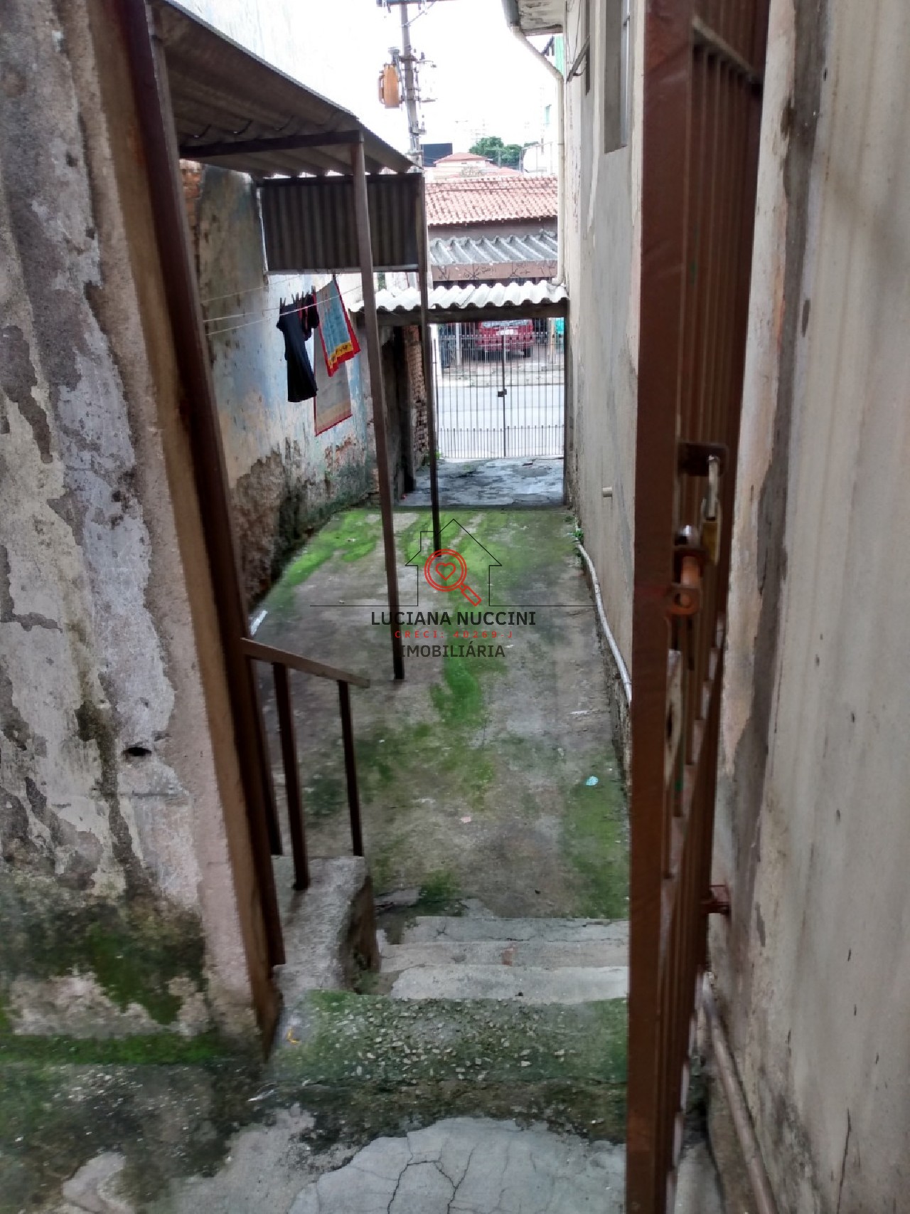 Casa Humilde à Venda com Sala Ampla, 2 Dormitórios, 1 Banheiro e 1 Vaga de Carro - Próxima a Escolas e Praça