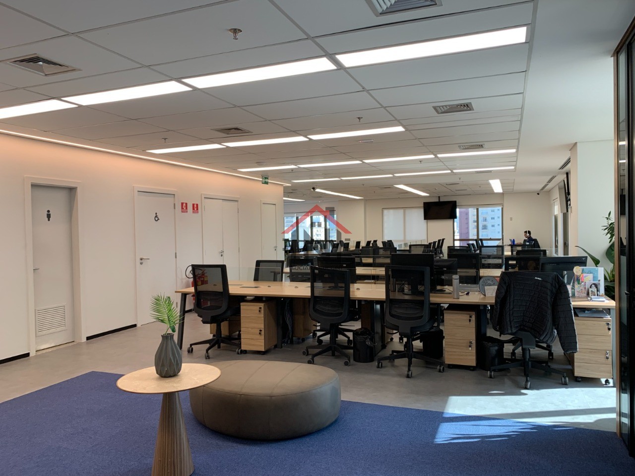 Conjunto Comercial de Alto Padrão para Locação no Jardim Paulistano, São Paulo-SP: 1 Sala, 6 Banheiros, 8 Vagas de Garagem, 335m²!