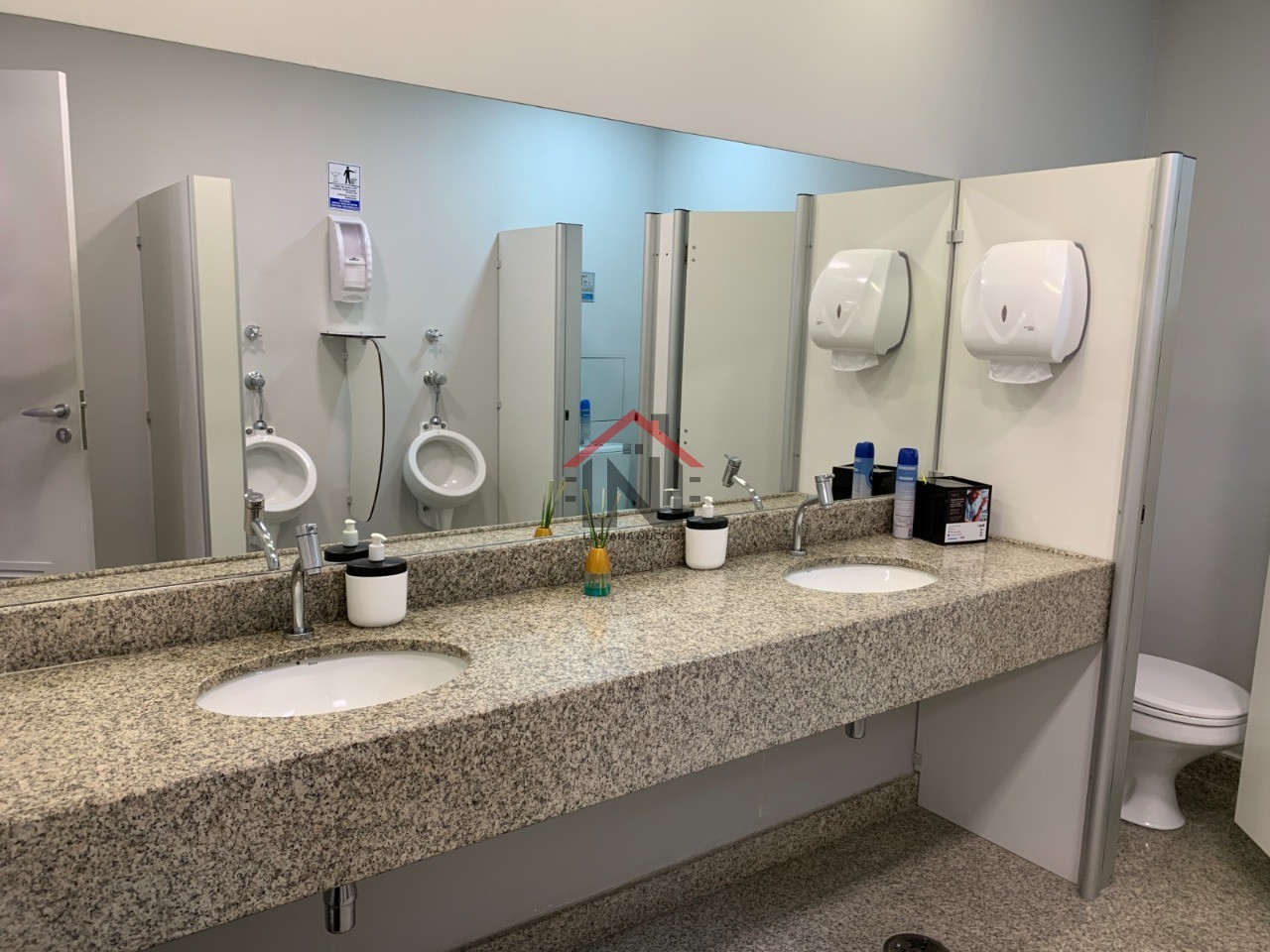 Conjunto Comercial de Alto Padrão para Locação no Jardim Paulistano, São Paulo-SP: 1 Sala, 6 Banheiros, 8 Vagas de Garagem, 335m²!