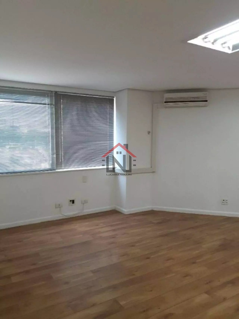 Conjunto Comercial de Alto Padrão na Cidade Monções, São Paulo-SP: 3 Banheiros, 4 Vagas e 204m² de Área