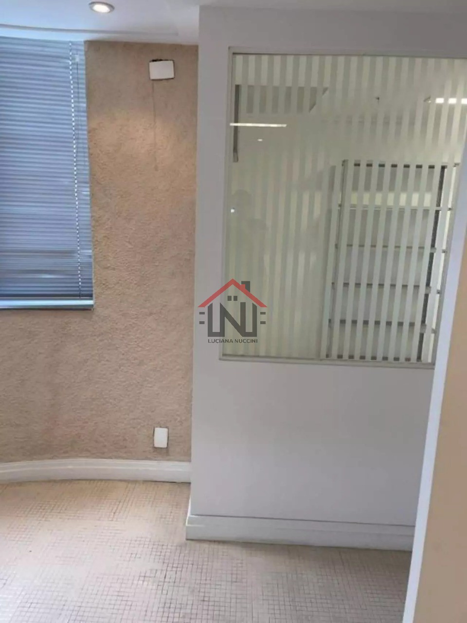 Conjunto Comercial de Alto Padrão à Venda ou Locação em Indianópolis, São Paulo-SP: 2 Salas, 1 Banheiro, 1 Vaga de Garagem, 43m².