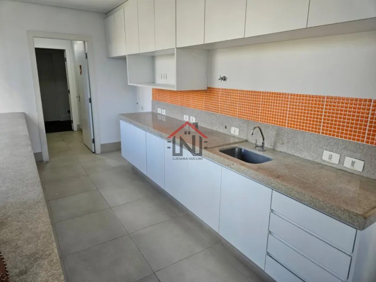 Conjunto Comercial para Locação na Vila Olímpia, São Paulo-SP: 1 Sala, 2 Banheiros, 6 Vagas de Garagem, 290m² de Área.