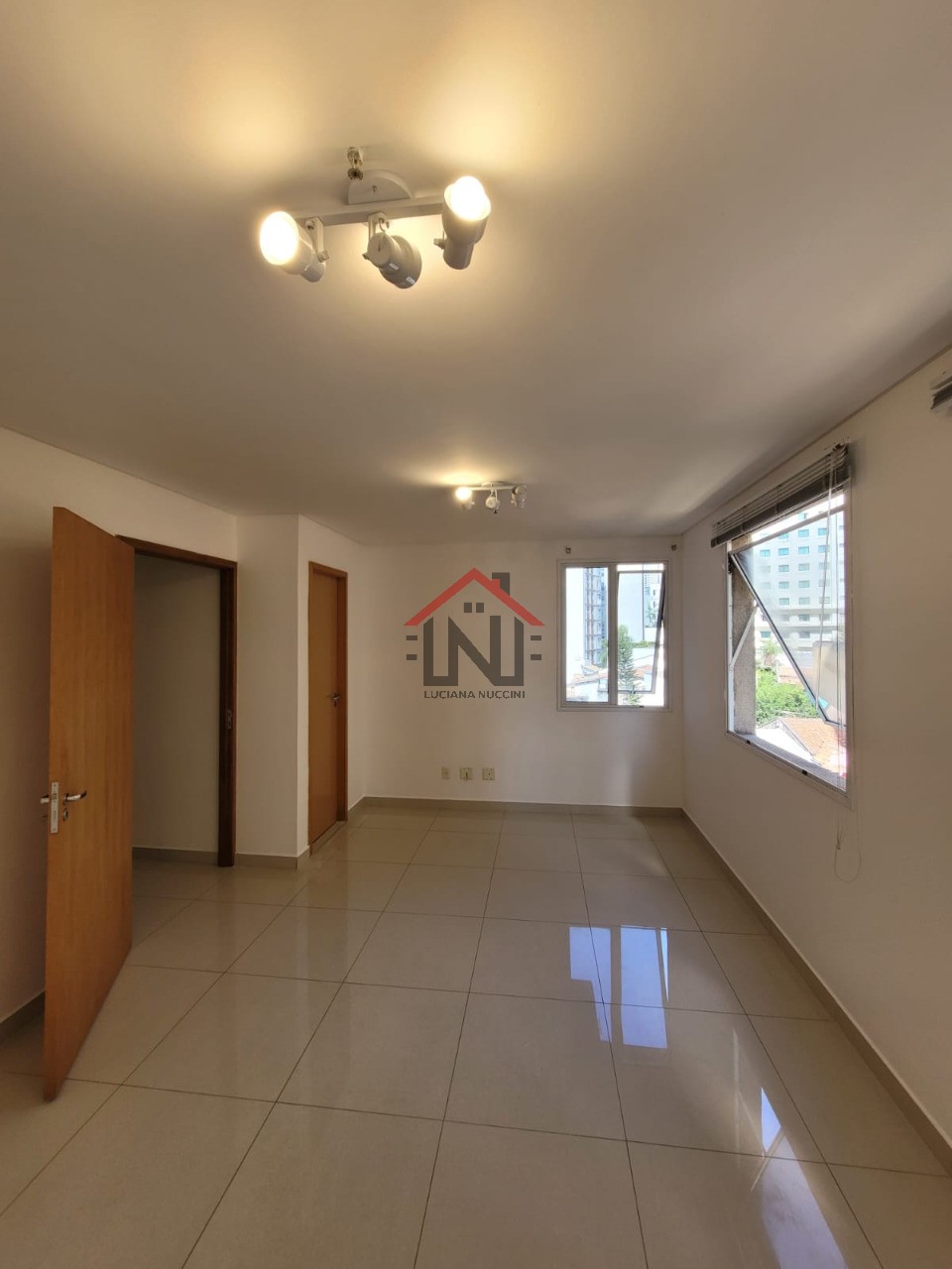 Conjunto Comercial à Venda em São Paulo-SP, na Bela Vista: 2 Banheiros, 1 Vaga de Garagem, 32m² de Área