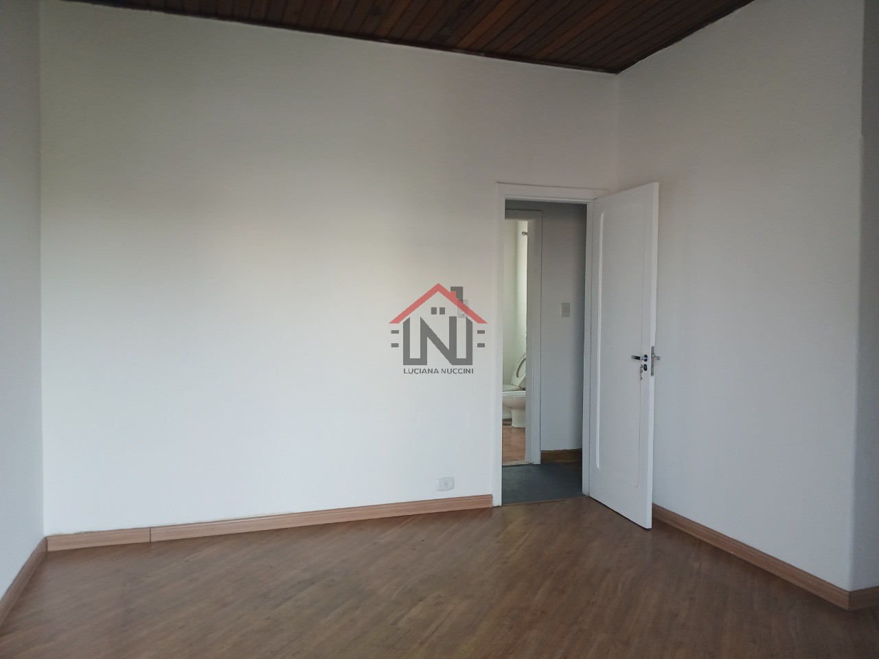 Casa para locação em São Paulo-SP, bairro Aclimação, 2 quartos, 1 sala, 1 vaga de garagem, 208m² de área.