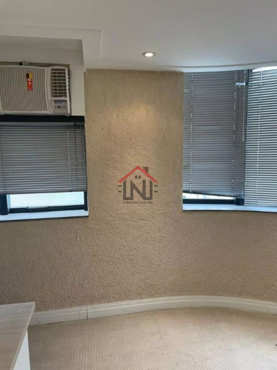 Conjunto Comercial de Alto Padrão à Venda ou Locação em Indianópolis, São Paulo-SP: 2 Salas, 1 Banheiro, 1 Vaga de Garagem, 43m².