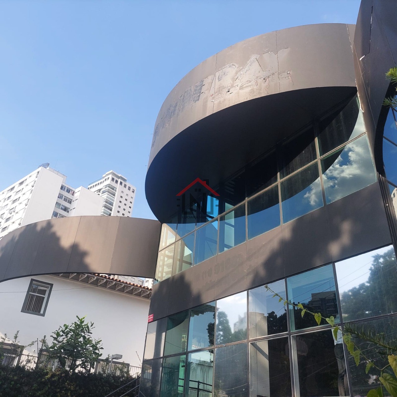 Salão Comercial de Alto Padrão para Locação em São Paulo-SP, no Pacaembu: 1 Sala, 4 Banheiros, 30 Vagas e 450m² de Área
