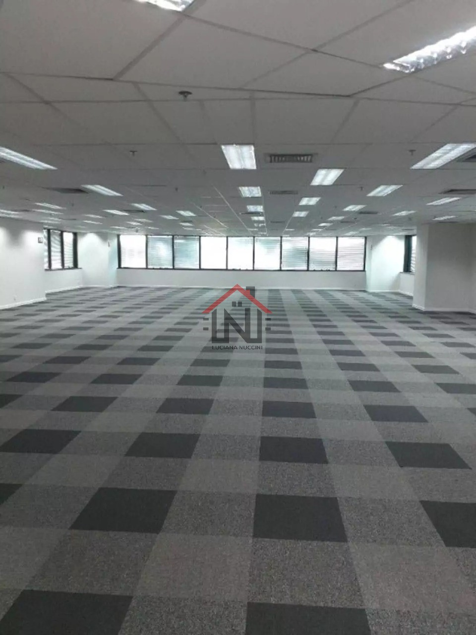 Prédio comercial de alto padrão para venda ou locação em Pinheiros, São Paulo-SP: 13 banheiros, 21 vagas de garagem, 775,00 m².