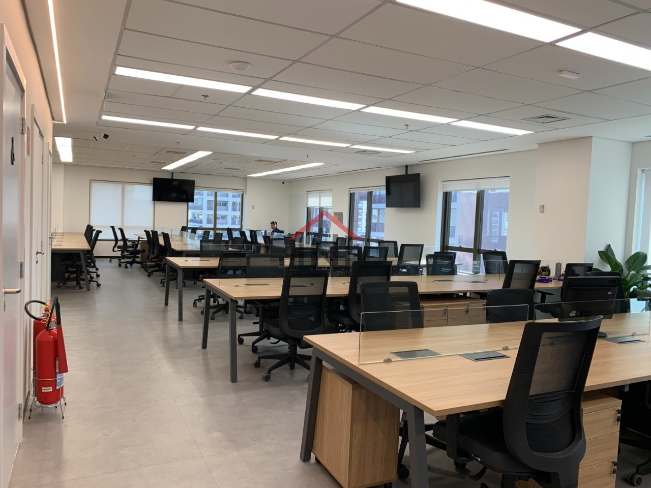 Conjunto Comercial de Alto Padrão para Locação no Jardim Paulistano, São Paulo-SP: 1 Sala, 6 Banheiros, 8 Vagas de Garagem, 335m²!