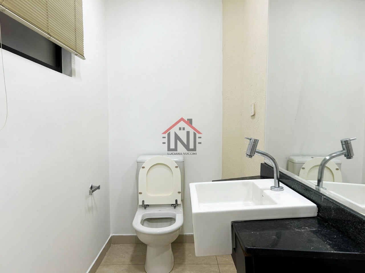 Sala Comercial para Locação no Centro de SP: 1 Sala, 1 Banheiro, 2 Vagas de Garagem, 120m² de Área