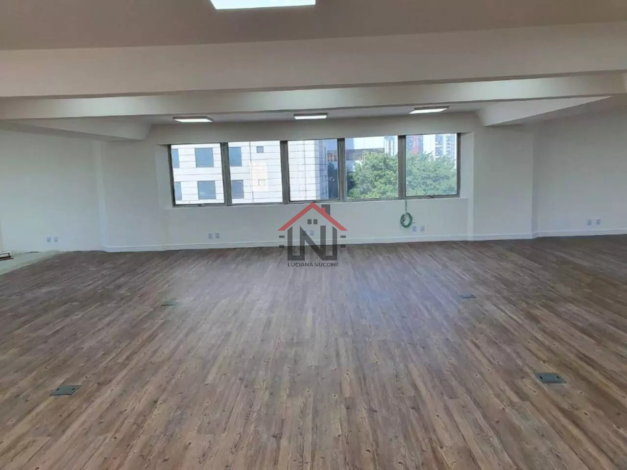 Imperdível conjunto comercial à venda ou locação em São Paulo-SP, Cidade Monções: 3 banheiros, 4 vagas de garagem, 204m²!
