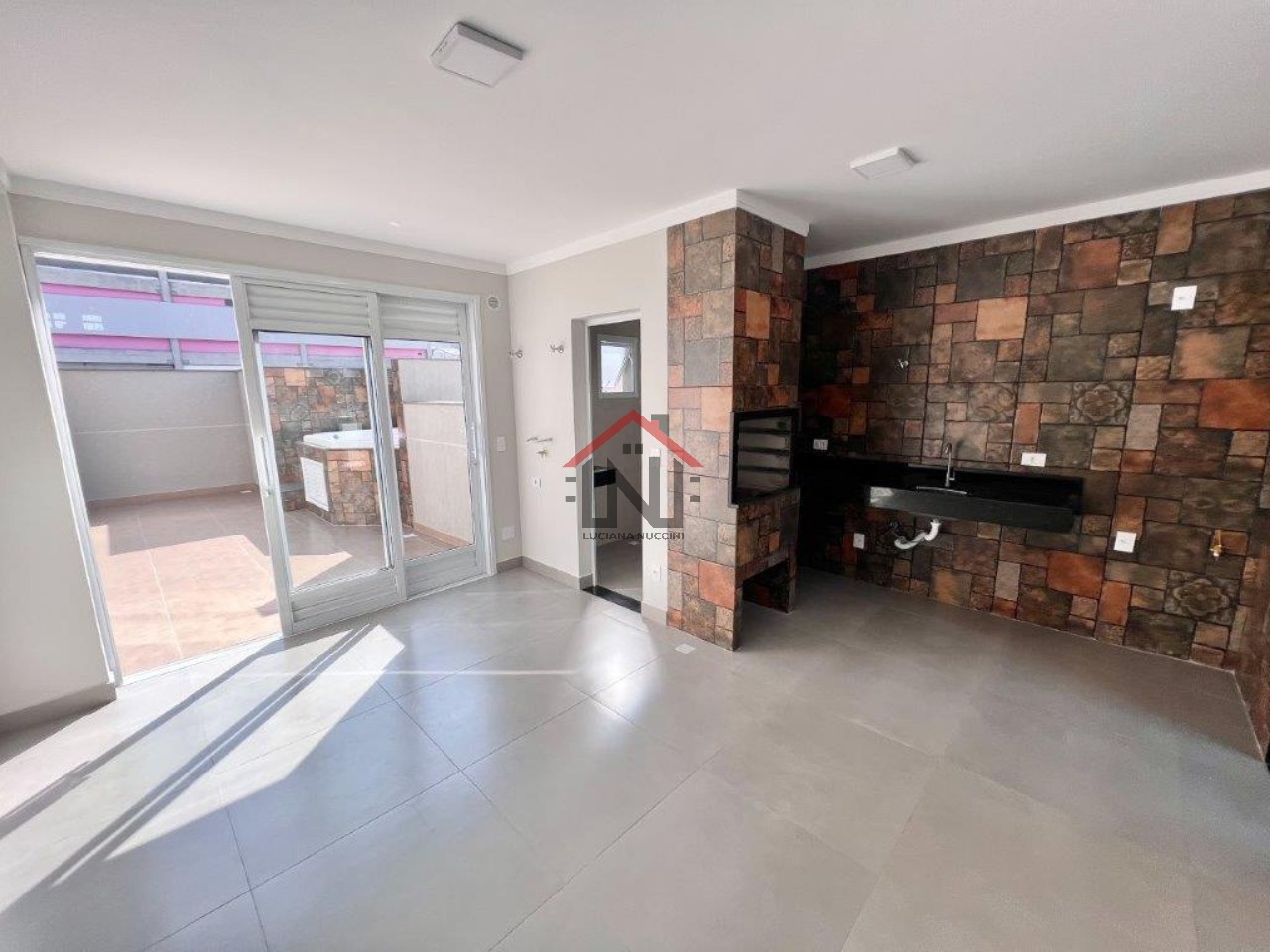 Imperdível oportunidade: Casa à venda em São Paulo-SP, Mirandópolis, 3 quartos, 1 suíte, 1 sala, 2 banheiros, 3 vagas, 170m².