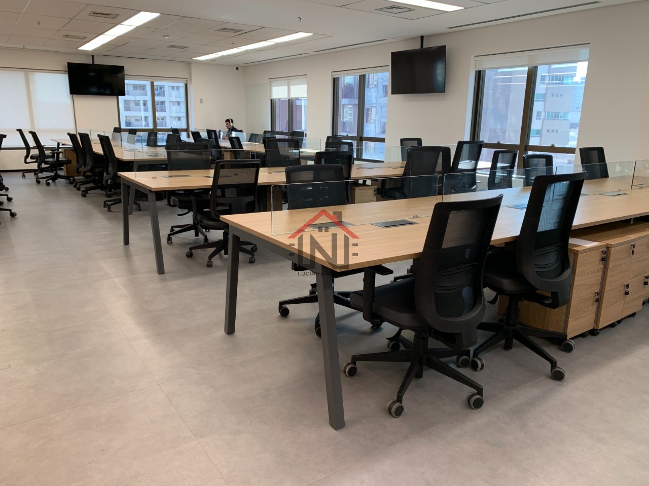 Conjunto Comercial de Alto Padrão para Locação no Jardim Paulistano, São Paulo-SP: 1 Sala, 6 Banheiros, 8 Vagas de Garagem, 335m²!