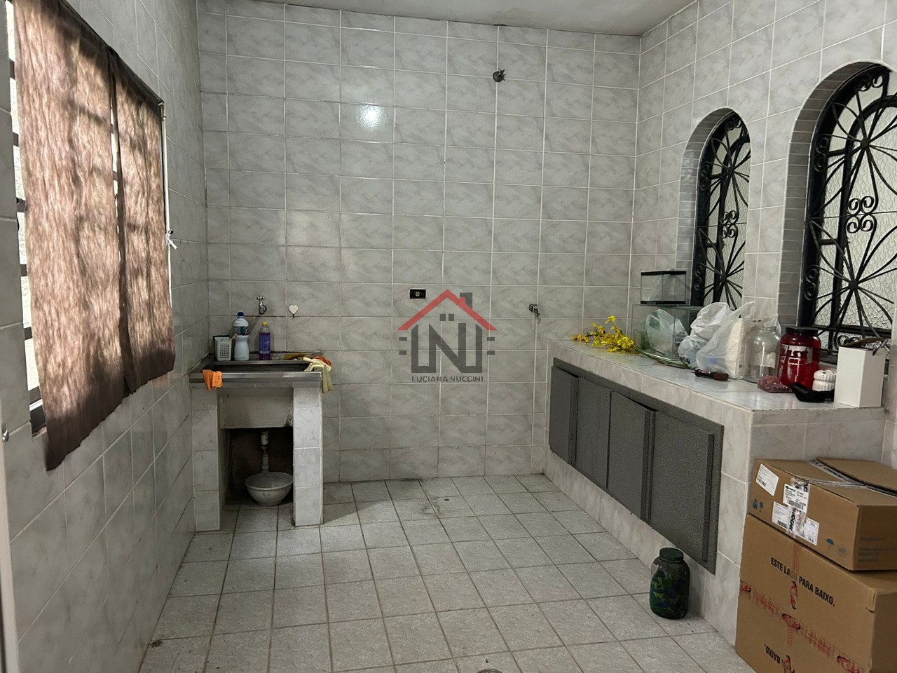 Casa à venda em São João Clímaco, São Paulo-SP: 3 quartos, 3 salas, 3 banheiros, 5 vagas de garagem, 298m² de área.