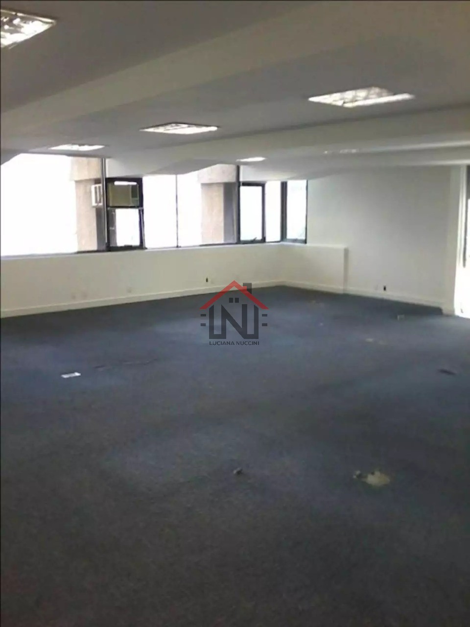 Conjunto Comercial de Alto Padrão na Cidade Monções, São Paulo-SP: 212m², 2 Banheiros, 3 Vagas de Garagem!