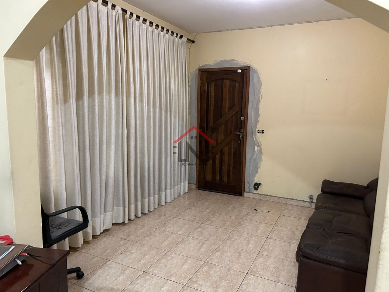 Casa à venda em São João Clímaco, São Paulo-SP: 3 quartos, 3 salas, 3 banheiros, 5 vagas de garagem, 298m² de área.