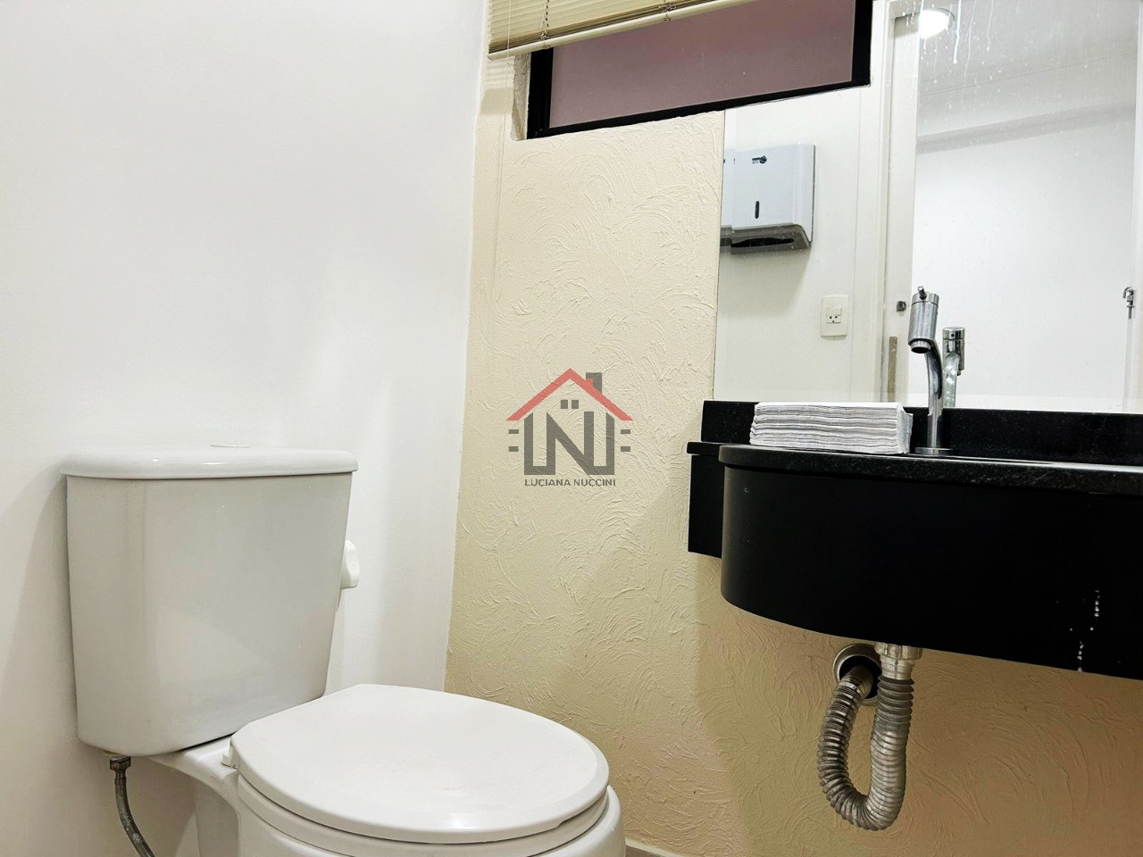 Conjunto Comercial Espaçoso no Centro de SP: 1 Sala, 1 Banheiro, 2 Vagas, 120m². Aluguel Imperdível!