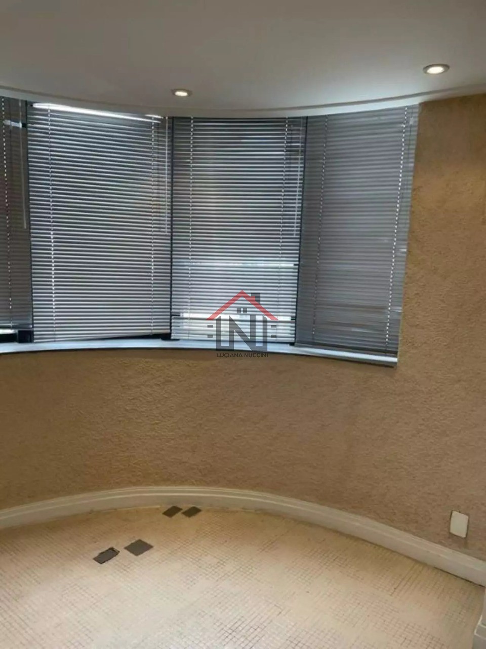 Conjunto Comercial de Alto Padrão à Venda ou Locação em Indianópolis, São Paulo-SP: 2 Salas, 1 Banheiro, 1 Vaga de Garagem, 43m².
