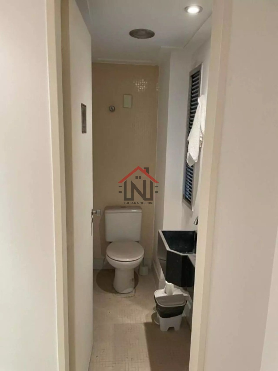 Conjunto Comercial de Alto Padrão à Venda ou Locação em Indianópolis, São Paulo-SP: 2 Salas, 1 Banheiro, 1 Vaga de Garagem, 43m².