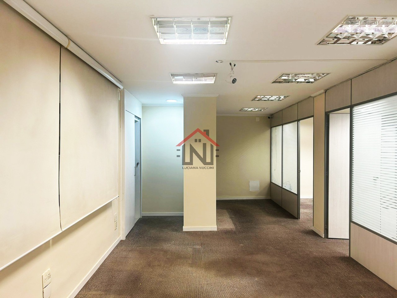 Sala Comercial para Locação no Centro de SP: 1 Sala, 1 Banheiro, 2 Vagas de Garagem, 120m² de Área