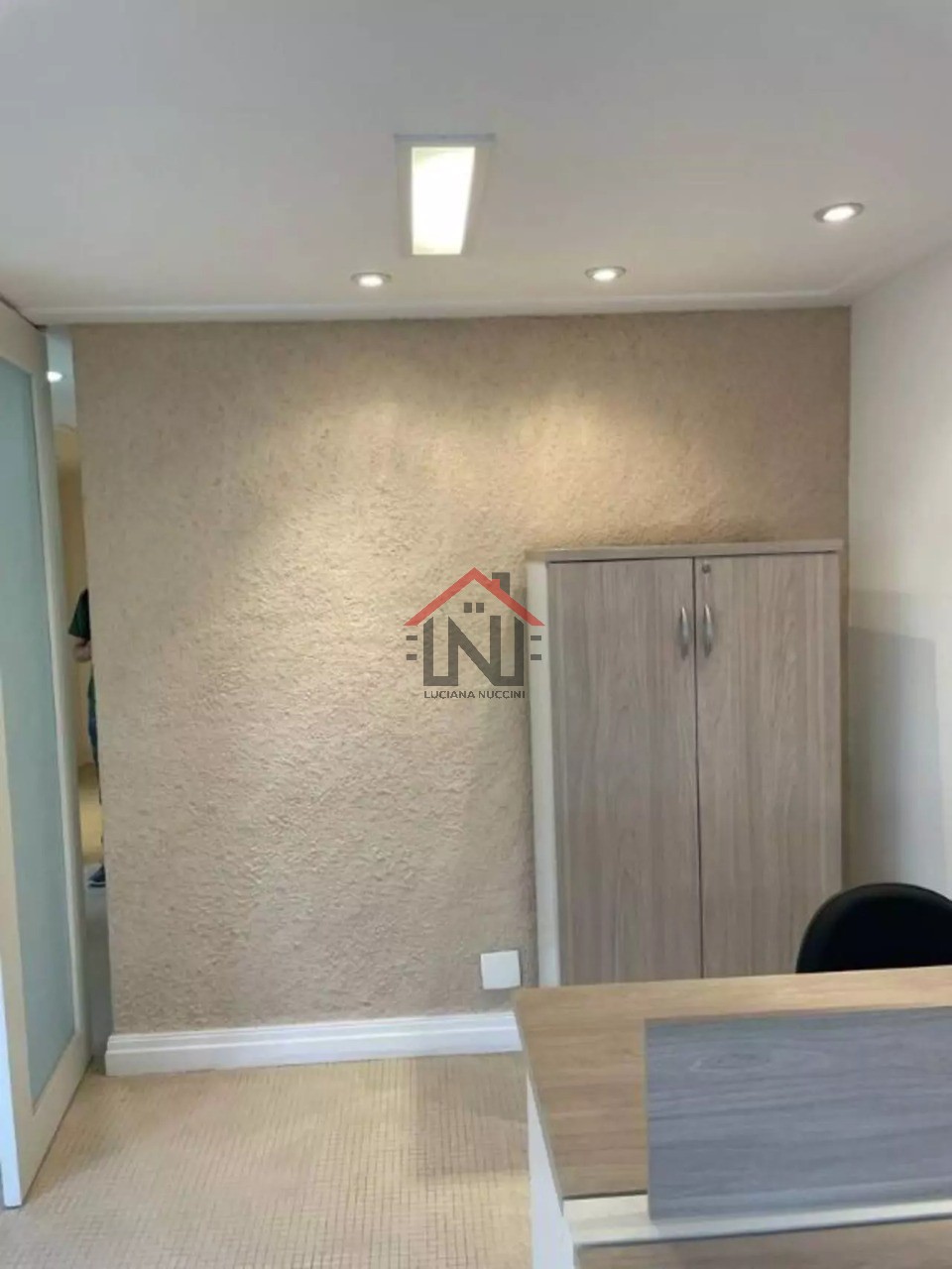 Conjunto Comercial de Alto Padrão à Venda ou Locação em Indianópolis, São Paulo-SP: 2 Salas, 1 Banheiro, 1 Vaga de Garagem, 43m².