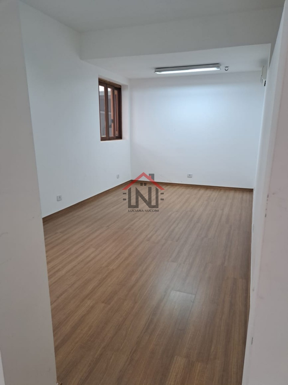 Conjunto Comercial para Locação em Pinheiros, São Paulo-SP: 120m², 2 Banheiros e 5 Vagas de Garagem!