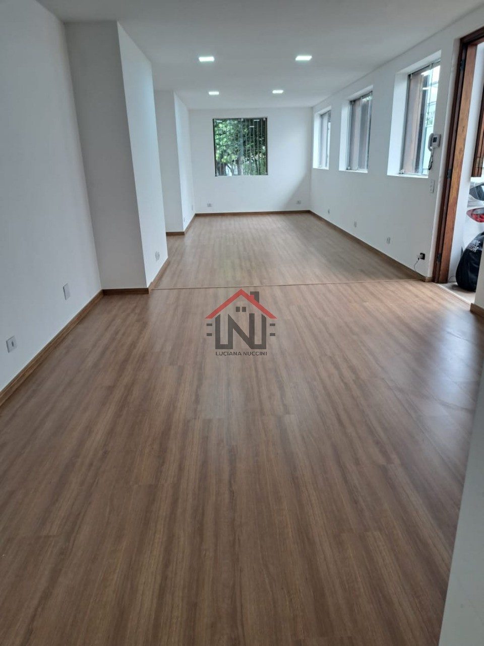 Conjunto Comercial para Locação em Pinheiros, São Paulo-SP: 120m², 2 Banheiros e 5 Vagas de Garagem!