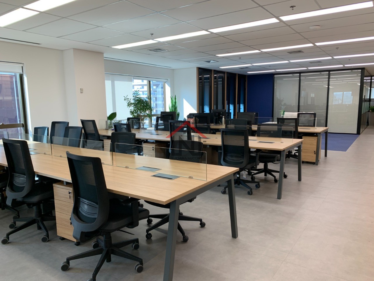 Conjunto Comercial de Alto Padrão para Locação no Jardim Paulistano, São Paulo-SP: 1 Sala, 6 Banheiros, 8 Vagas de Garagem, 335m²!