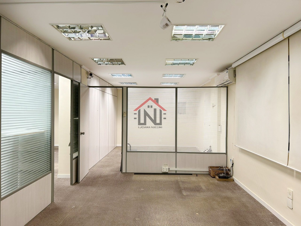 Conjunto Comercial Espaçoso no Centro de SP: 1 Sala, 1 Banheiro, 2 Vagas, 120m². Aluguel Imperdível!
