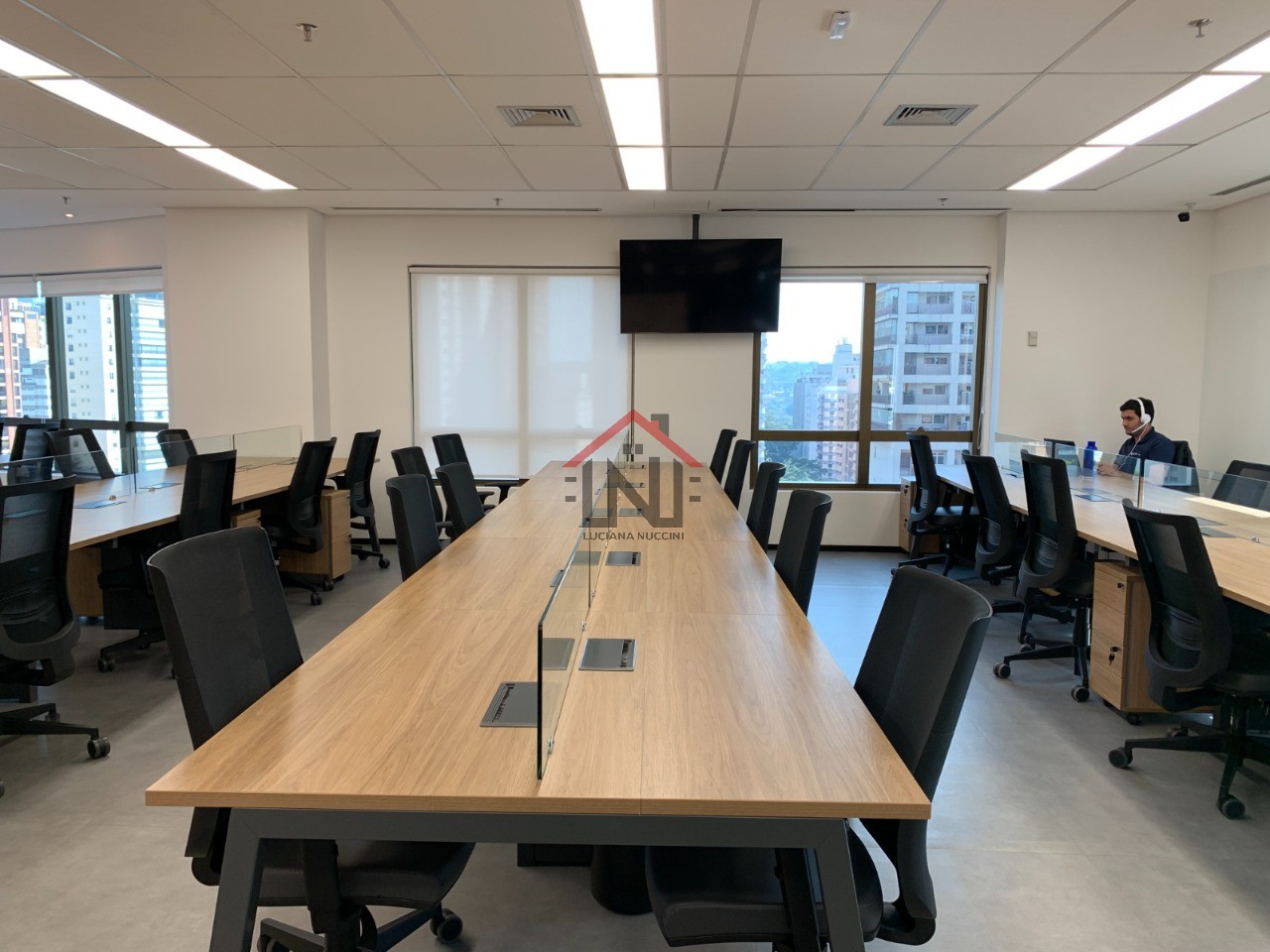 Conjunto Comercial de Alto Padrão para Locação no Jardim Paulistano, São Paulo-SP: 1 Sala, 6 Banheiros, 8 Vagas de Garagem, 335m²!