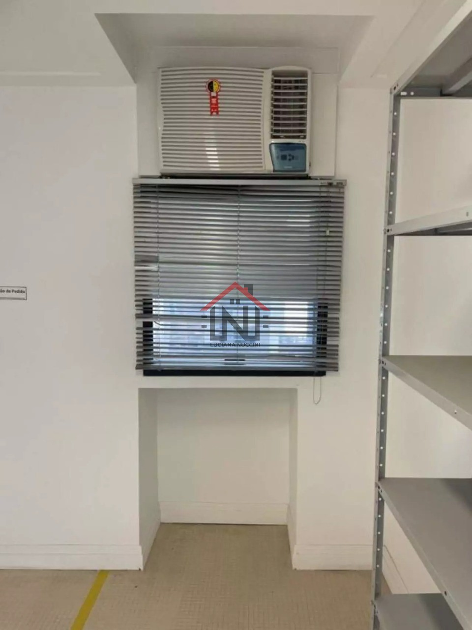 Conjunto Comercial de Alto Padrão à Venda ou Locação em Indianópolis, São Paulo-SP: 2 Salas, 1 Banheiro, 1 Vaga de Garagem, 43m².