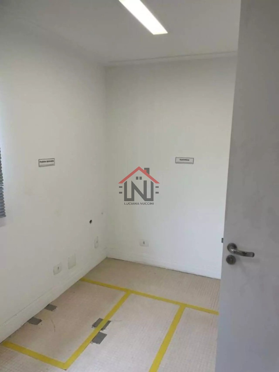 Conjunto Comercial de Alto Padrão à Venda ou Locação em Indianópolis, São Paulo-SP: 2 Salas, 1 Banheiro, 1 Vaga de Garagem, 43m².