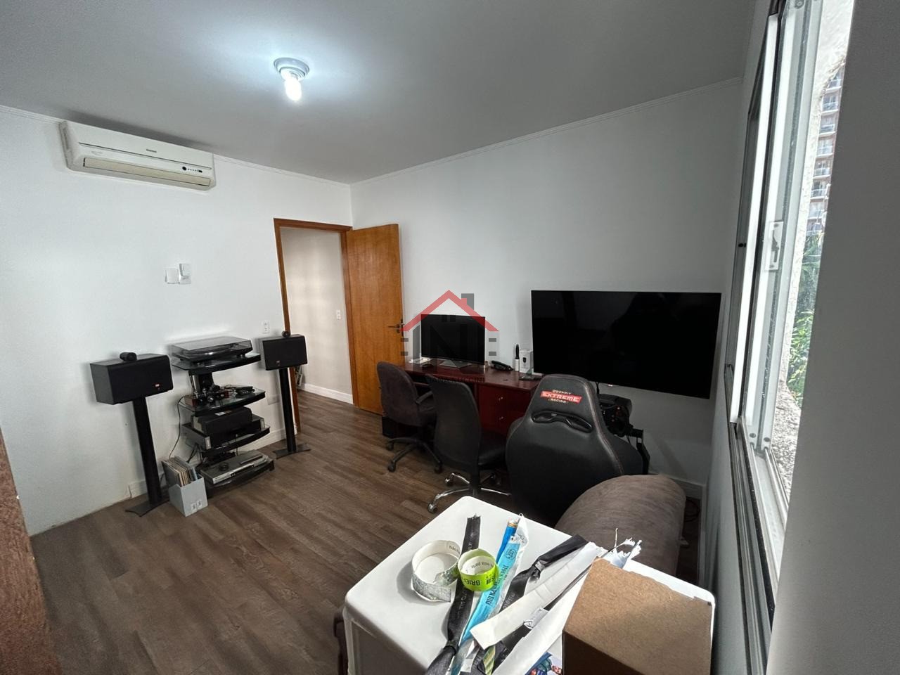 Luxuosa mansão de 6 quartos e 6 suítes na Vila Mariana, São Paulo-SP: 2 salas, 6 vagas e 243m² de puro requinte!