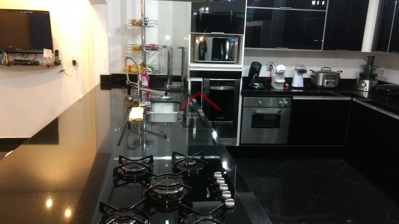 Casa de luxo à venda em São Paulo-SP, Sacomã: 4 quartos, 1 suíte, 1 sala, 3 banheiros, 4 vagas, 500m². Venha conferir!