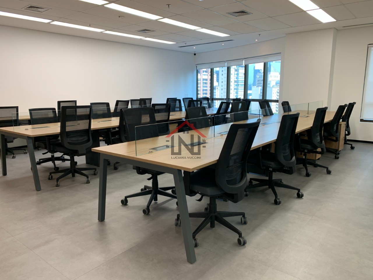 Conjunto Comercial de Alto Padrão para Locação no Jardim Paulistano, São Paulo-SP: 1 Sala, 6 Banheiros, 8 Vagas de Garagem, 335m²!