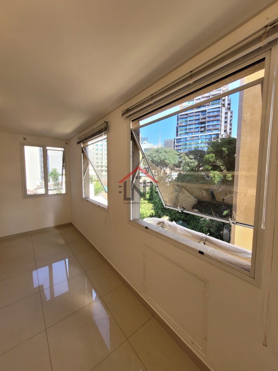 Conjunto Comercial à Venda em São Paulo-SP, na Bela Vista: 2 Banheiros, 1 Vaga de Garagem, 32m² de Área