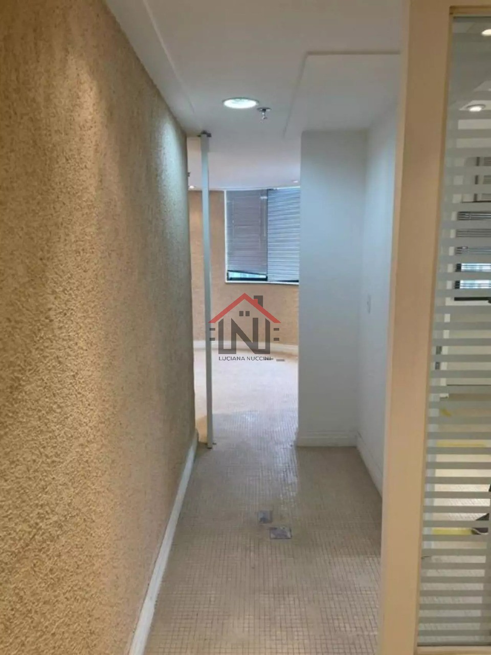 Conjunto Comercial de Alto Padrão à Venda ou Locação em Indianópolis, São Paulo-SP: 2 Salas, 1 Banheiro, 1 Vaga de Garagem, 43m².