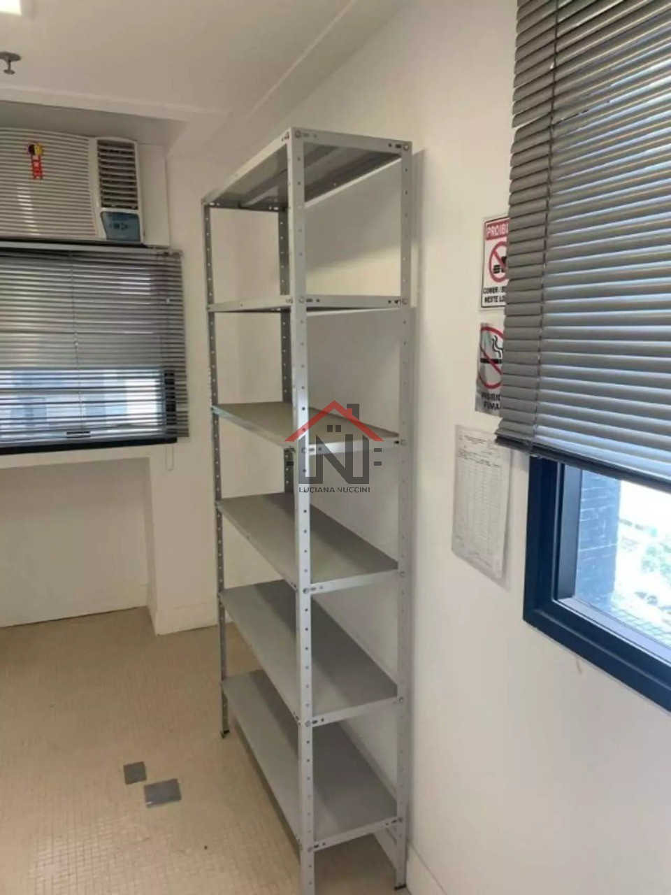 Conjunto Comercial de Alto Padrão à Venda ou Locação em Indianópolis, São Paulo-SP: 2 Salas, 1 Banheiro, 1 Vaga de Garagem, 43m².