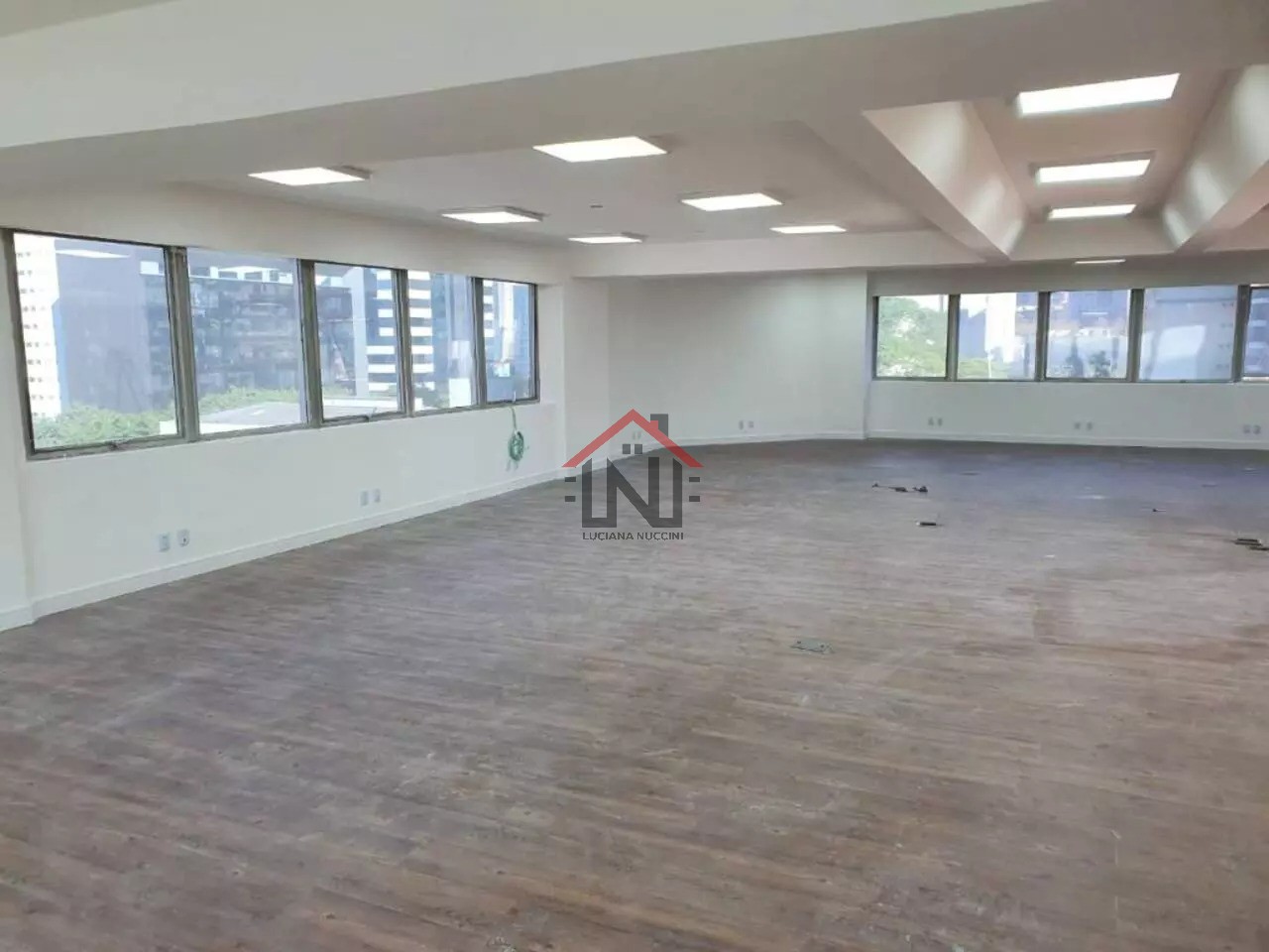 Imperdível conjunto comercial à venda ou locação em São Paulo-SP, Cidade Monções: 3 banheiros, 4 vagas de garagem, 204m²!