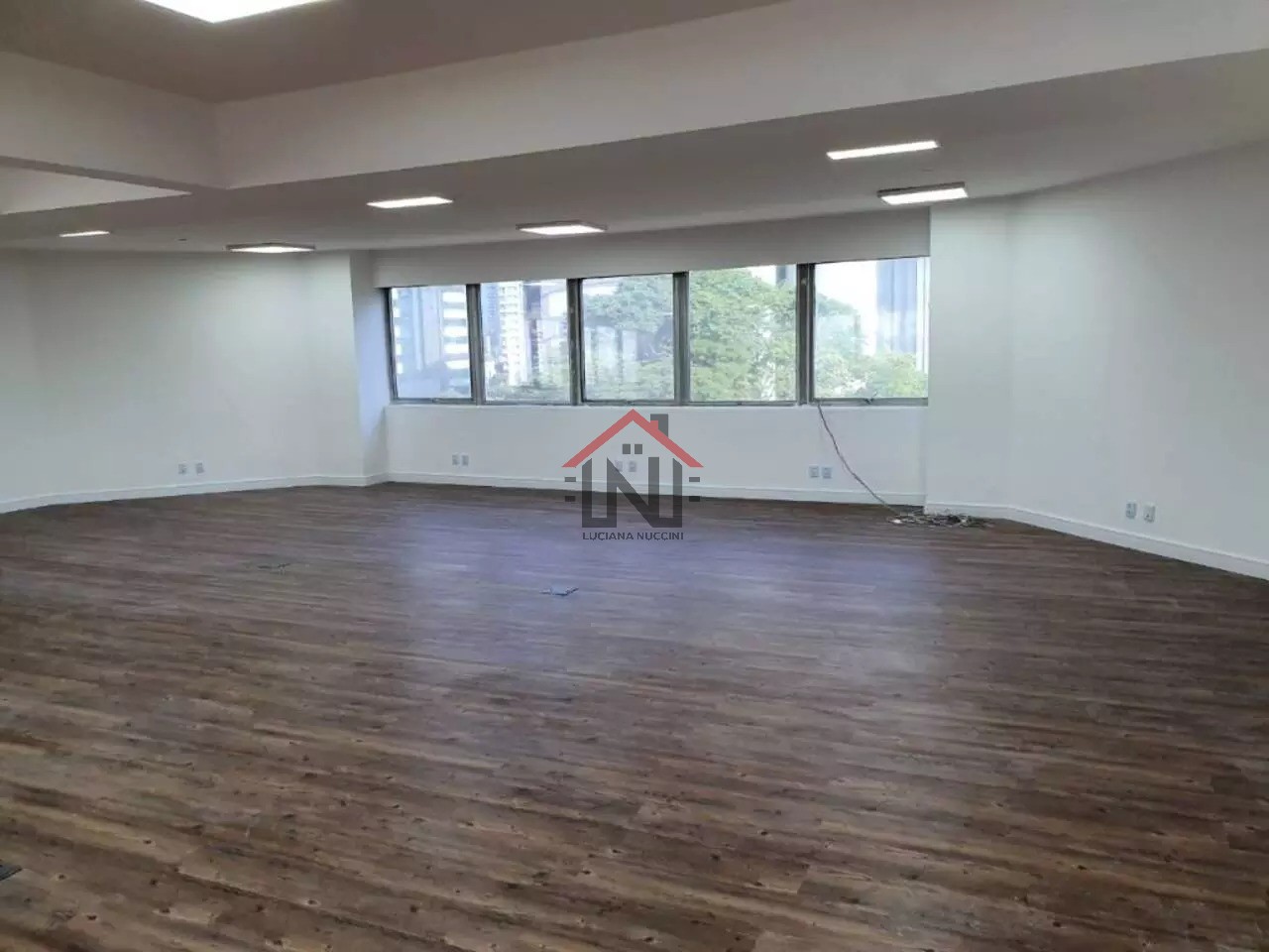 Imperdível conjunto comercial à venda ou locação em São Paulo-SP, Cidade Monções: 3 banheiros, 4 vagas de garagem, 204m²!