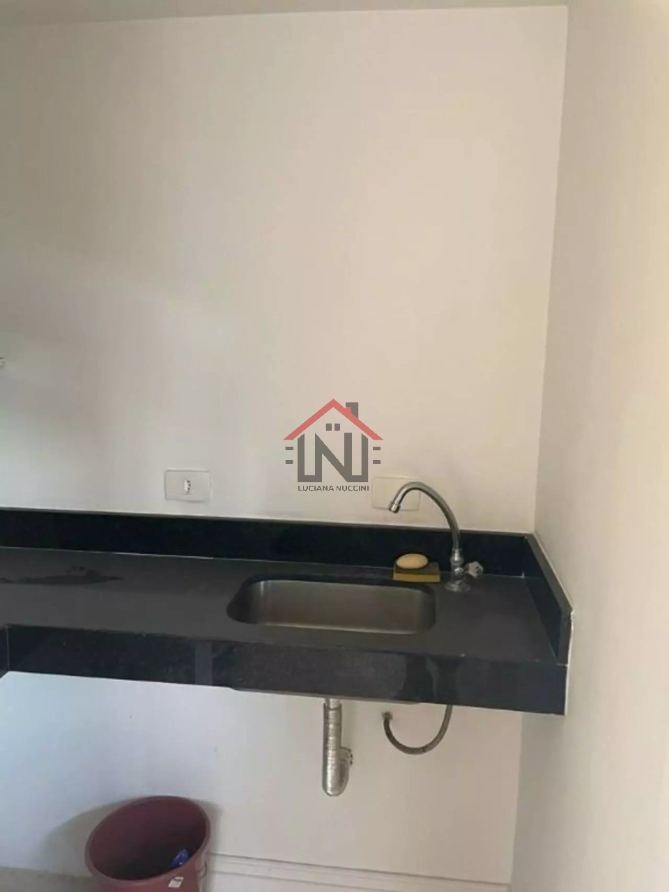Conjunto Comercial de Alto Padrão à Venda ou Locação em Indianópolis, São Paulo-SP: 2 Salas, 1 Banheiro, 1 Vaga de Garagem, 43m².